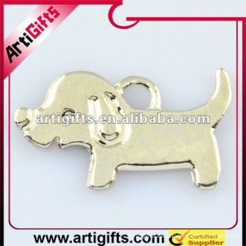 colgante de metal lindo perro